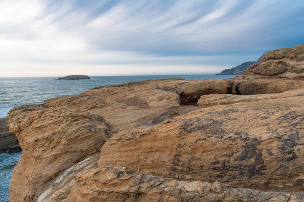 Falaise de plage avec mer et ciel de la nature de l'oregon