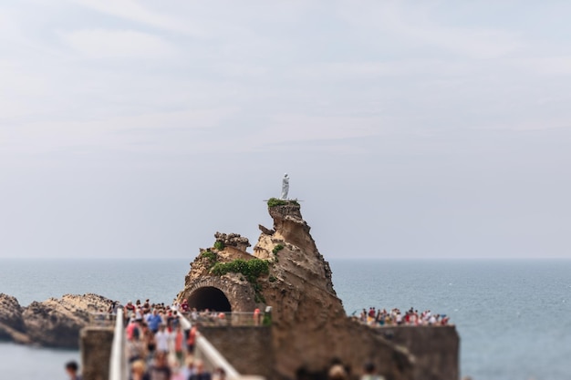 Falaise de point de repère local avec statue de la Vierge Marie Département de la ville de Biarritz Pays Basque français