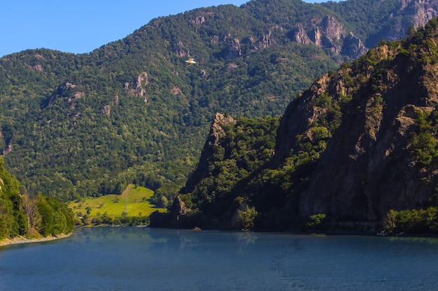 Une falaise pointue près d&#39;un lac