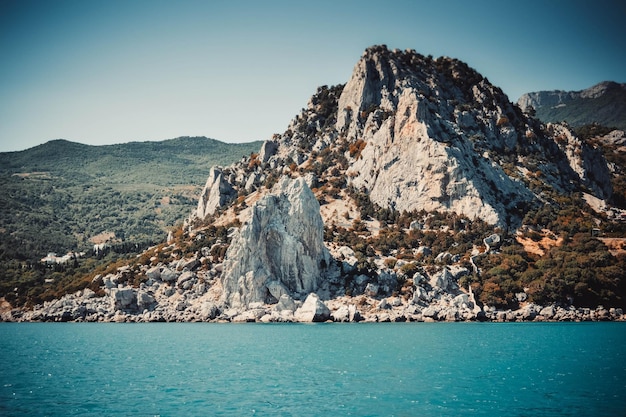 Falaise, rochers dans la mer avec filtre