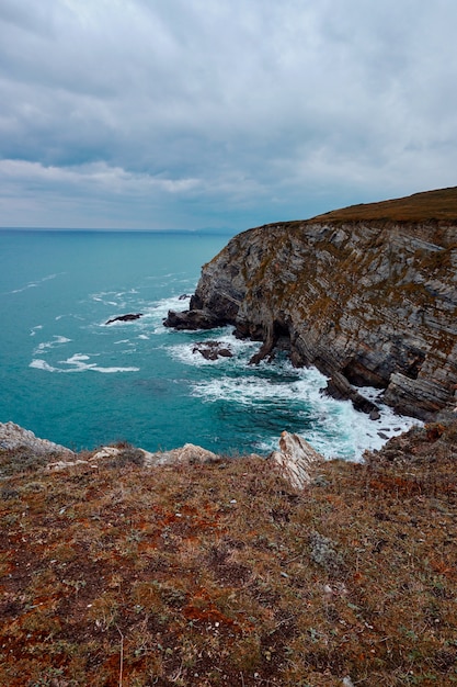 Falaise, rochers et mer sur la côte à Bilbao en Espagne, destination de voyage