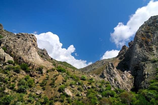 Falaise rocheuse dans les montagnes de Crimée