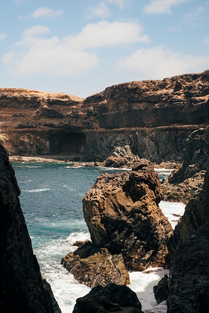 Falaise rocheuse près de l'océan en Espagne