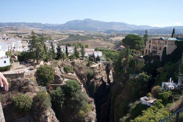 Falaise de Ronda avec maisons en arrière-plan