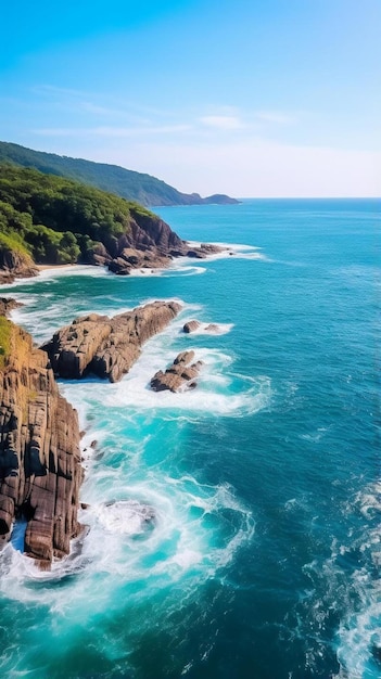 une falaise avec une vue sur l'océan et une falaise à l'arrière-plan avec une plage