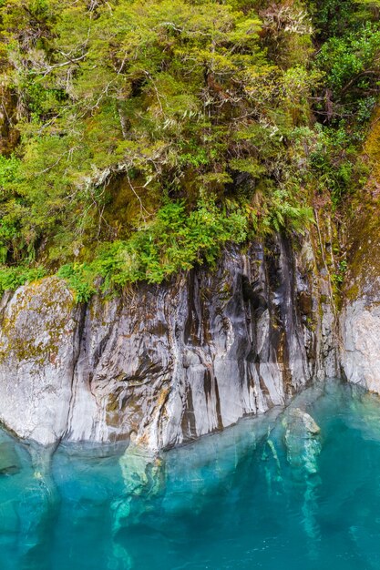 Photo falaises abruptes au-dessus de l'eau bleue ile sud nouvelle zelande