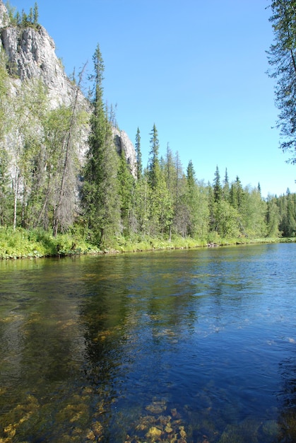 Falaises au bord de la rivière