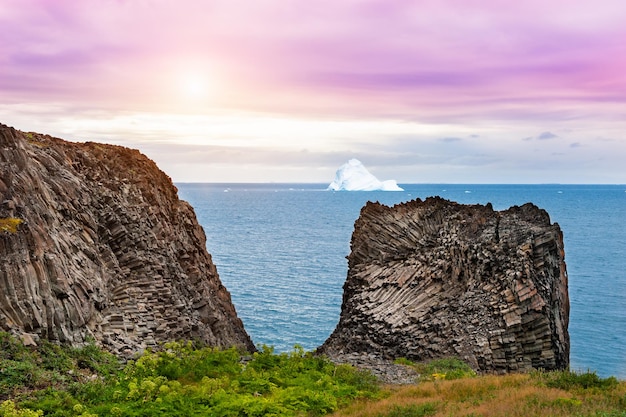 Falaises de basalte au bord de l'océan Atlantique sur l'île Disco, dans l'ouest du Groenland