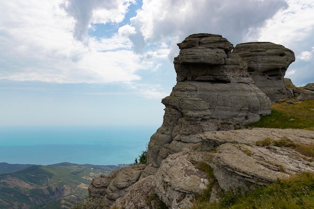 Falaises de calcaire gris du canyon de montagne sous forme de piliers formés sous l'action des forces naturelles