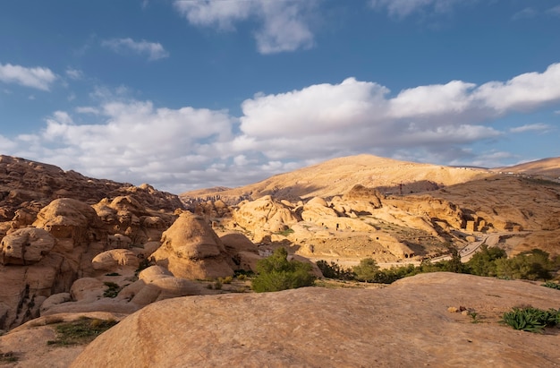 Falaises de calcaire léger dans les montagnes chaudes du désert près de la ville de Wadi Musa dans le parc national de Petra en Jordanie