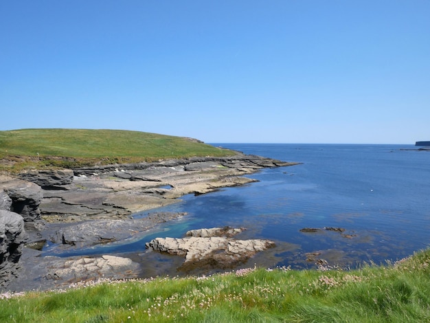 Des falaises et des collines sur l'océan Atlantique, des rochers, des canyons, la beauté de la nature, des voyages de vacances en Irlande.