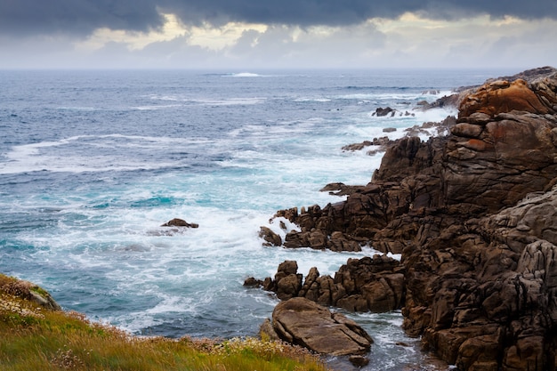 Falaises à la côte de l&#39;océan