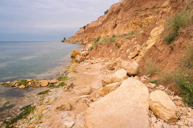 Les falaises sur la côte, les rochers et le bord de mer continuent de voyager et d'explorer l'île de la mer Baltique