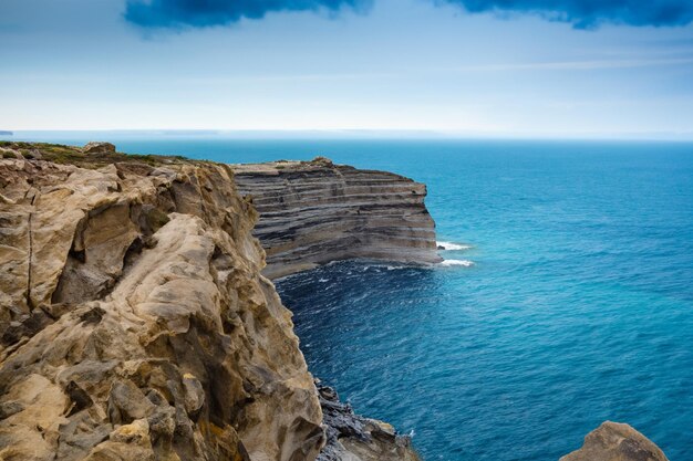 Falaises côtières à couper le souffle Superbes falaises bleues