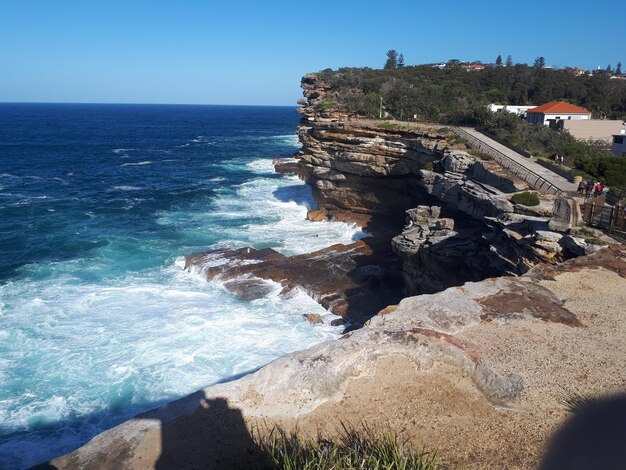 Les falaises côtières de Gap Park avec la mer bleue et les vagues blanches Sydney 23 août 2019