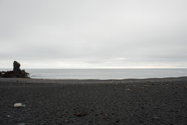 Les falaises de Dritvik Djupalonssandur dans la péninsule islandaise de Reykjanes