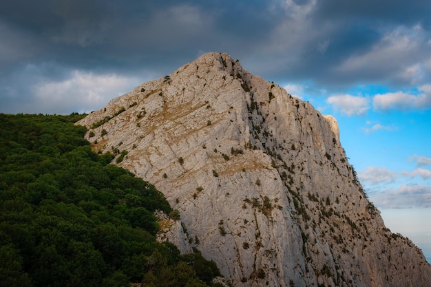 Falaises étonnantes de l'été de coucher du soleil de Crimée Russie