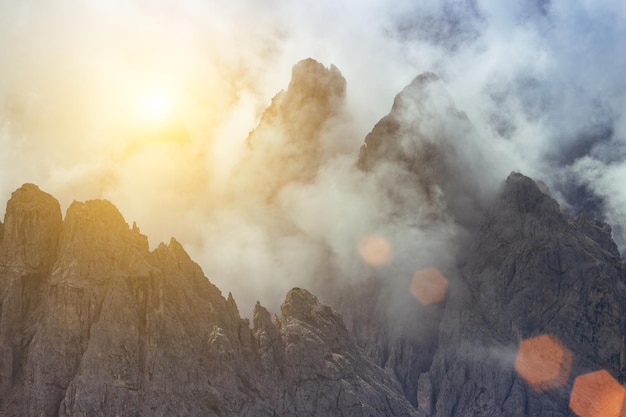 Falaises de haute montagne dans les Dolomites à l'aube