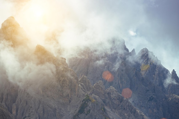 Falaises de haute montagne dans les Dolomites à l'aube