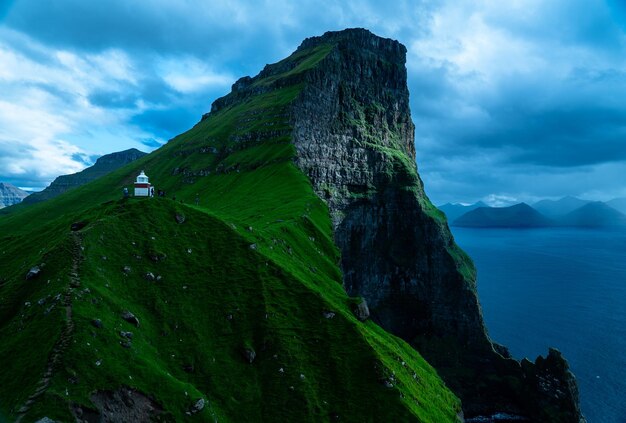 Photo des falaises et des montagnes kallur sur les îles féroé