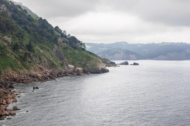 Falaises presque abruptes de Cabo Antzoriz avec les eaux calmes du golfe de Gascogne de la mer Cantabrique