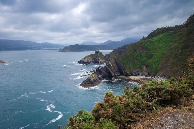 Falaises de Punta socastro et océan Atlantique Galice Espagne