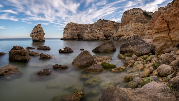 Falaises de la région de l'Algarve au Portugal Formations rocheuses et mer