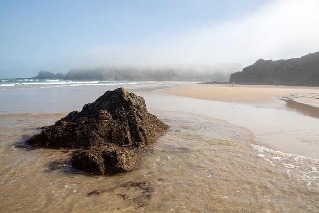 Falaises et rochers avec brouillard à la plage d'Odeceixe, Algarve, Portugal