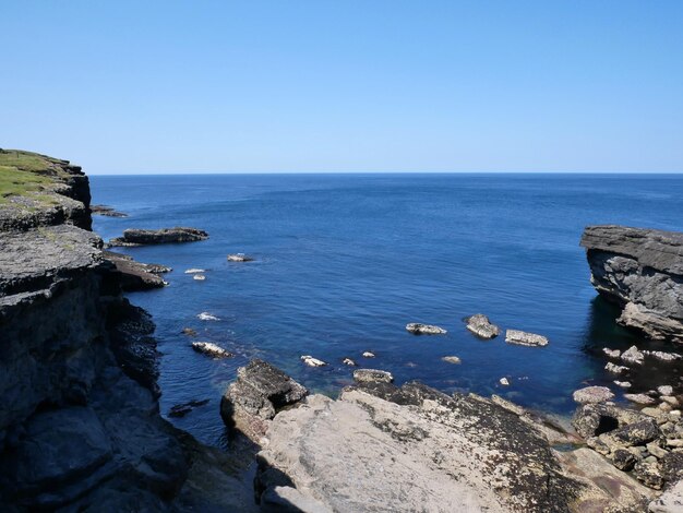 Des falaises et des rochers de l'océan Atlantique, des canyons et des lagunes, la beauté de la nature, les antécédents des voyages de vacances.