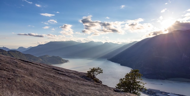 Falaises rocheuses et arbres sur la montagne canadienne Squamish BC Canada