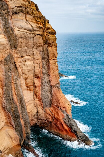 Falaises rouges et mer bleue au cap San Lorenzo sur l'île de Madère