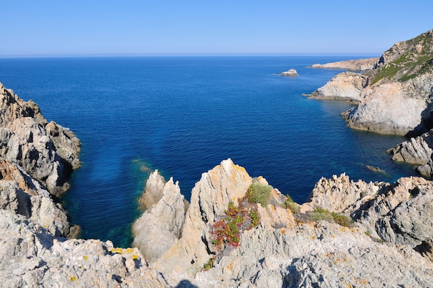 Falaises surplombant la mer sous le ciel bleu - Péninsule de Revellata, Corse- France