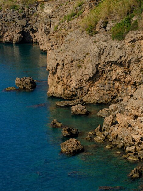 Falaises et vagues de la mer