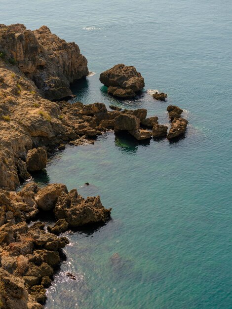 Falaises et vagues de la mer