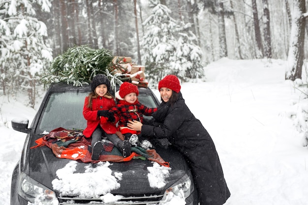 La famille a acheté un sapin au marché de Noël