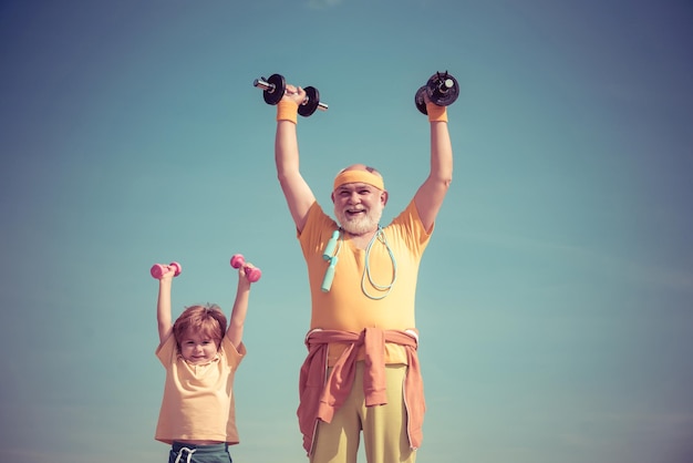 Une famille active aime le sport et le fitness père et enfant s'entraînant ensemble grand-père et enfant en gy