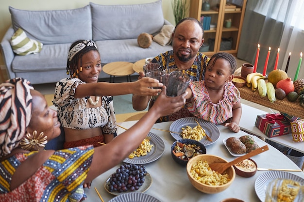 Famille africaine célébrant des vacances ensemble à la maison