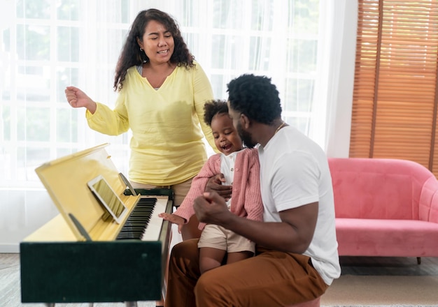 Famille africaine heureuse s'amusant à la maison Amour familial Parents et tout-petits à l'intérieur