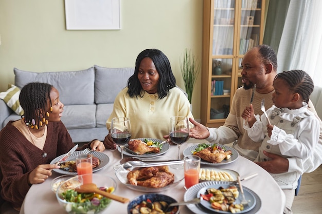 Famille africaine parlant pendant le dîner à la maison