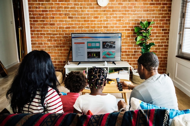 Famille Africaine à Regarder La Télévision Ensemble