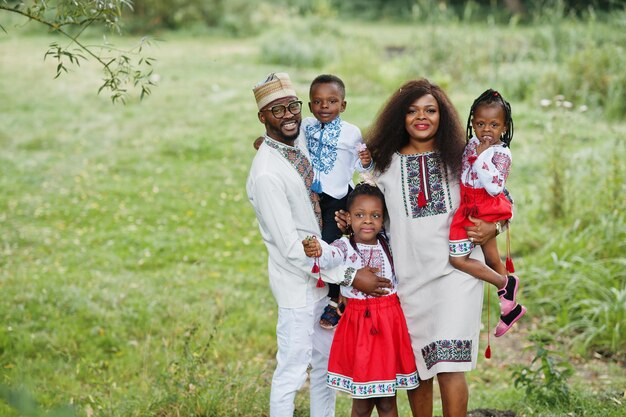 Famille africaine en vêtements traditionnels au parc