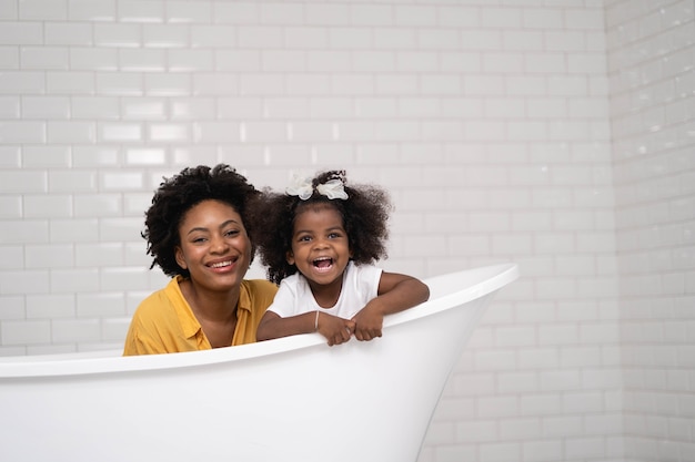 Famille afro-américaine, heureuse mère et petite fille s'amusant