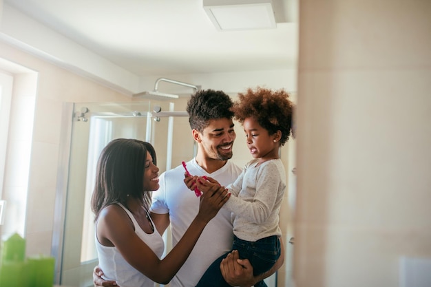 Famille afro-américaine prête à se laver les dents dans la salle de bain