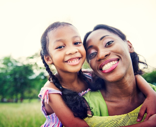 Famille afro-américaine profitant de bons moments à l&#39;extérieur