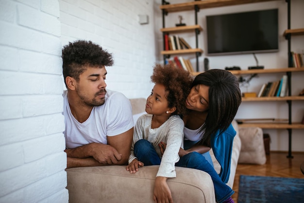 Famille afro-américaine s'amusant à la maison.