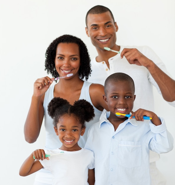 Famille afro-américaine se brosser les dents