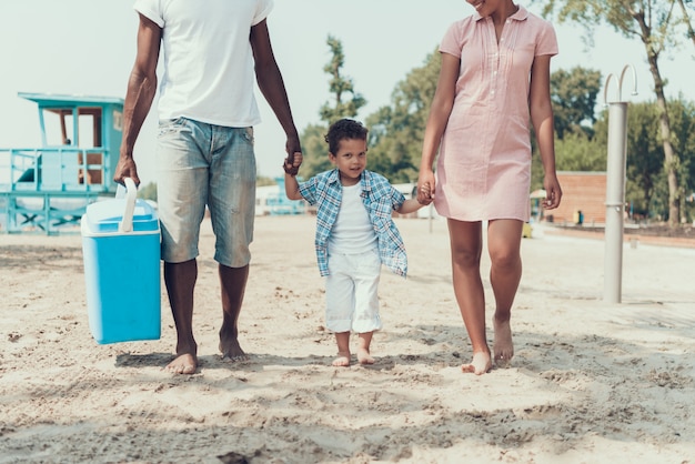 Famille afro-américaine se repose sur River Beach