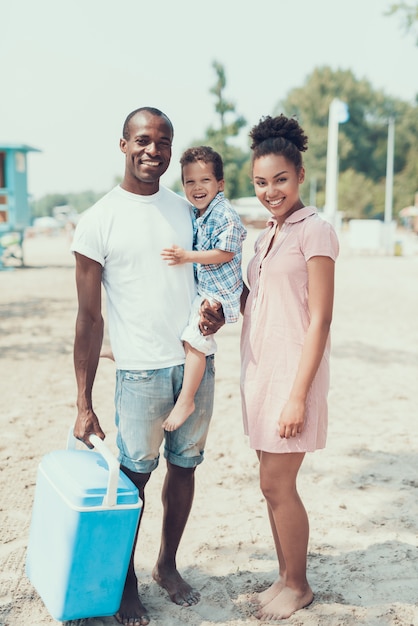 Famille afro-américaine se repose sur River Beach