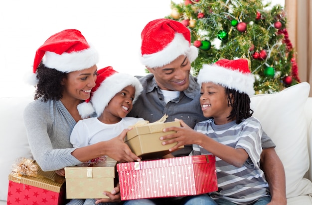 Famille afro-américaine tenant des cadeaux de Noël