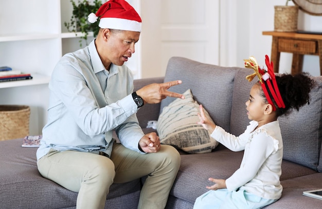 Une famille âgée et un enfant jouent ensemble au jeu de Noël pour apprendre en s'amusant et créer des liens avec l'éducation aux nombres